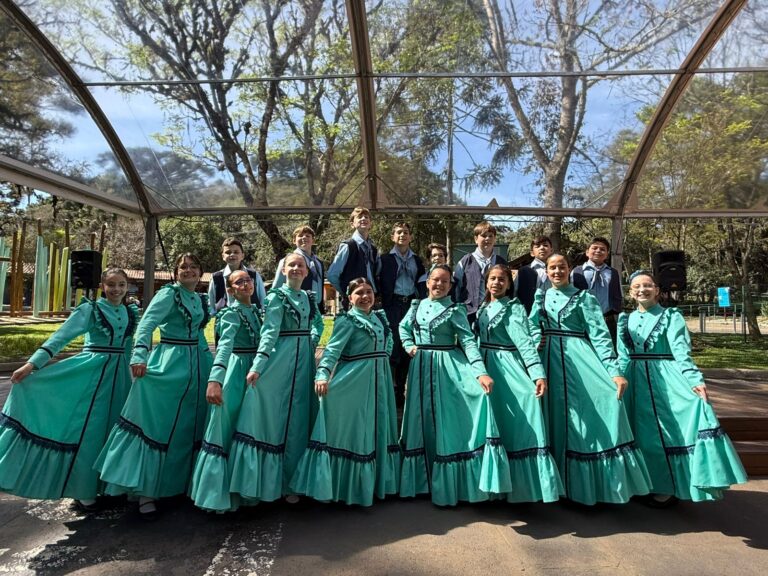 Costelão, cordeiraço, música e desfile são atrações amanhã na região