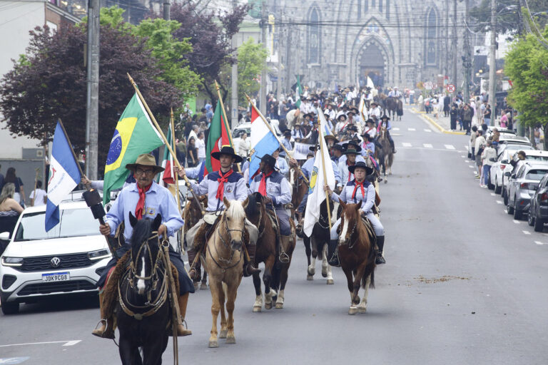 Fim de festa sobre o lombo do cavalo