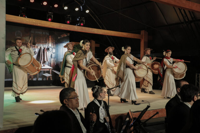 Festival Gaúchos abre com emoção na Rua Coberta em Gramado