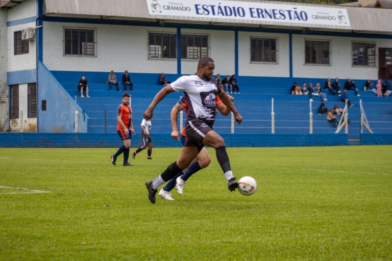 12 gols marcam a abertura do Campeonato de Futebol de Campo de Gramado