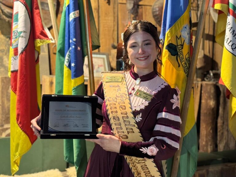 Câmara homenageia Gabriela Krause, 1ª Prenda Juvenil do RS