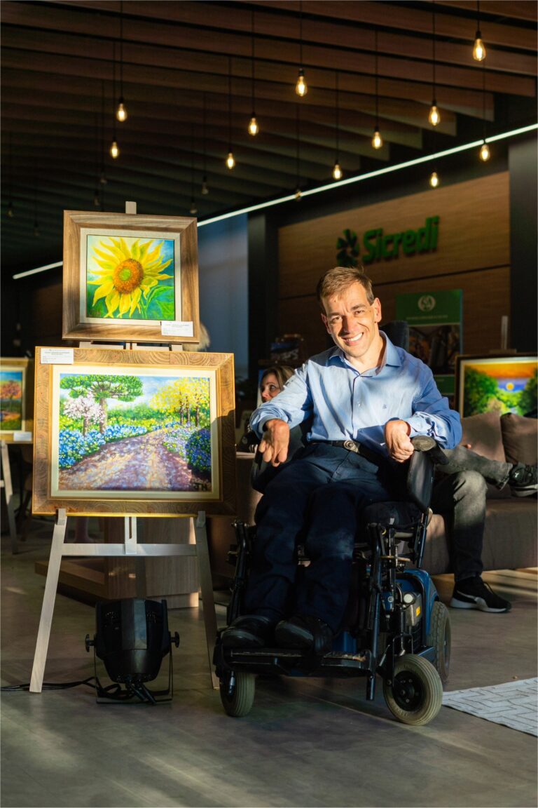 Exposição de artista que pinta com a boca chega a Gramado e Canela