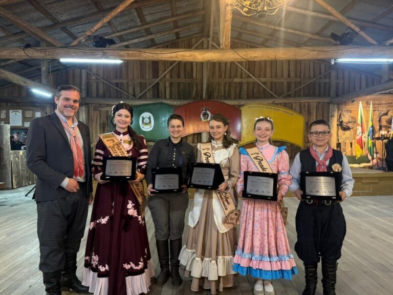 Jovens tradicionalistas recebem homenagem da Câmara de Gramado