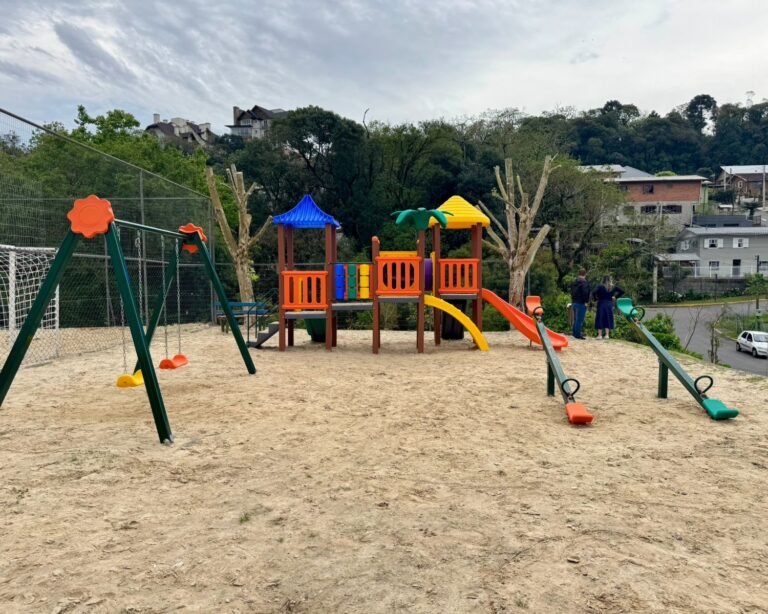 Praças de Gramado recebem novos brinquedos e reformas