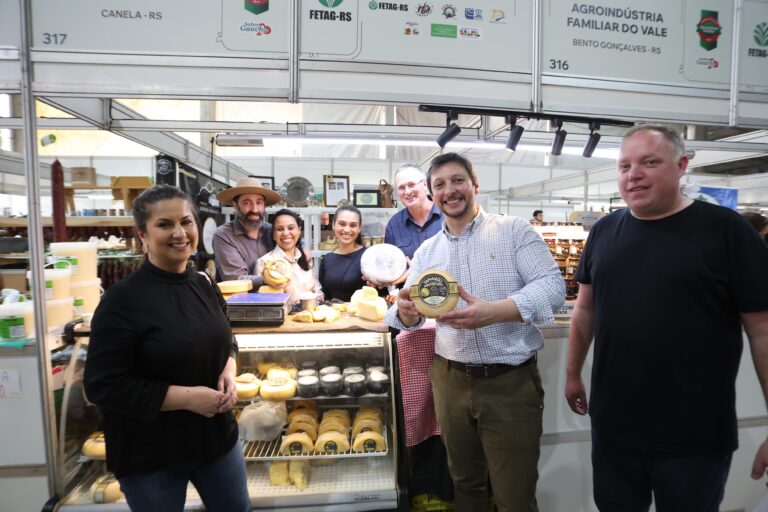 Prefeito de Canela participa da Expointer e visita agroindústrias locais