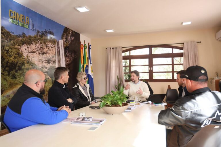 Prefeito cobra repavimentação em reunião com diretoria da Corsan