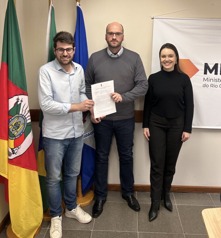 Vereadores entregam relatório da CORSAN ao Ministério Público