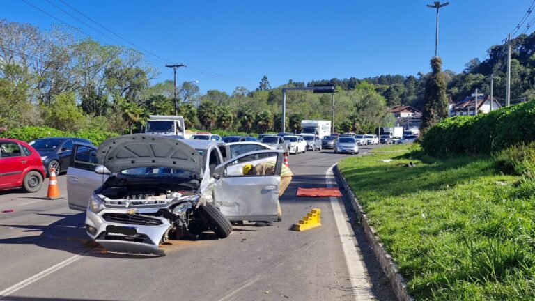 Acidente na ERS-235 deixa trânsito lento entre Gramado e Canela