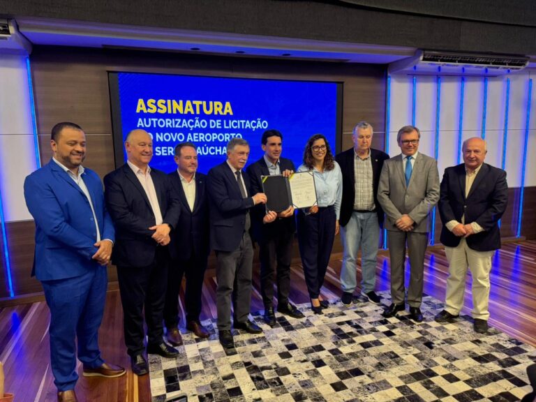 Ministro Silvio Costa Filho assina autorização de licitação do novo Aeroporto Regional em solenidade na CIC Caxias