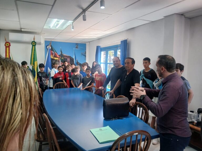 Alunos de Canela visitam a Câmara e conhecem o trabalho da Comissão de Orçamento