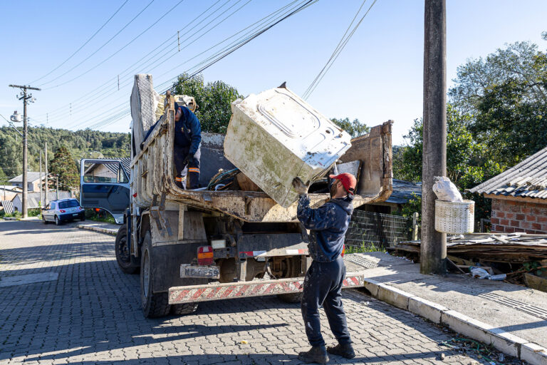 Bota-Fora recolhe resíduos em três bairros de Canela neste sábado