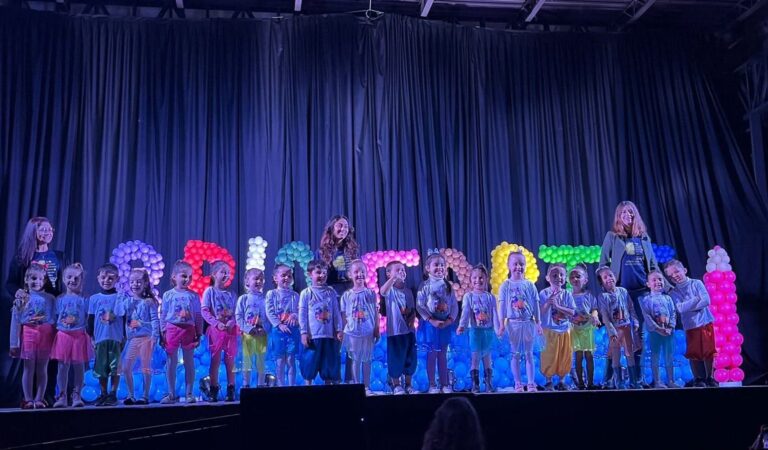 Teatro de Canela recebe espetáculo Brincarte com alunos de escolas infantis