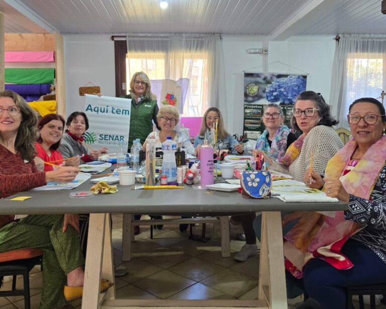 Gabinete da Primeira-Dama promove curso de pintura em tecido em Gramado
