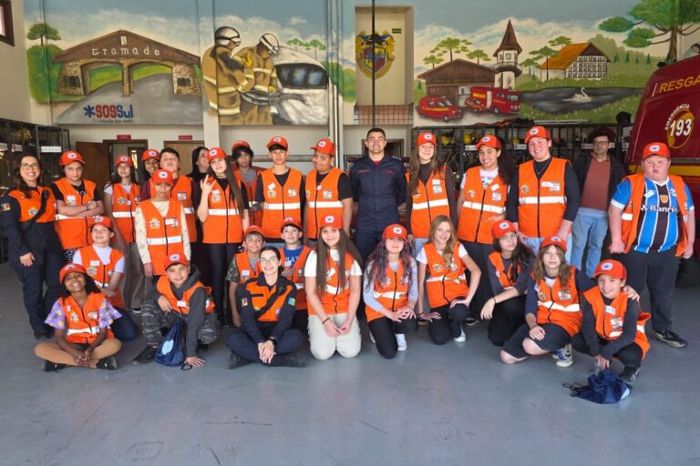 Agentes Mirins de Defesa Civil participam de oficina com o Corpo de Bombeiros