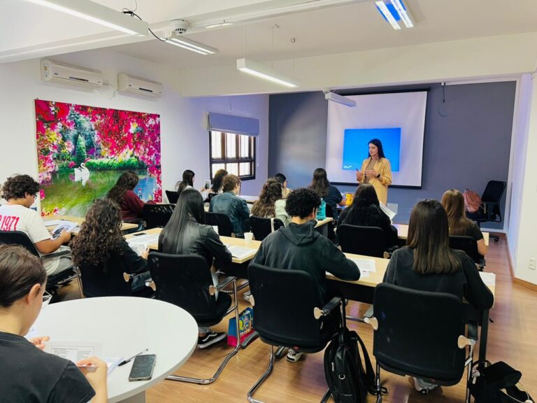 Câmara de Gramado inicia curso gratuito de redação para o ENEM com mais de 30 alunos