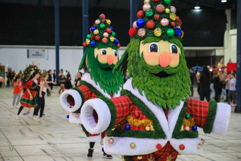 Grande Desfile do 40° Natal Luz traz novos carros, figurinos e homenagens especiais