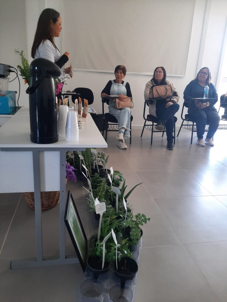 Farmácia Viva de Gramado orienta grupo Hiperdia sobre uso seguro de plantas medicinais