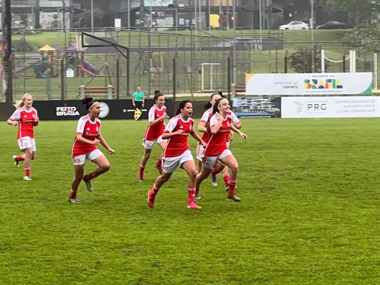 Gurias Coloradas vencem clássico e São Paulo goleia na estreia