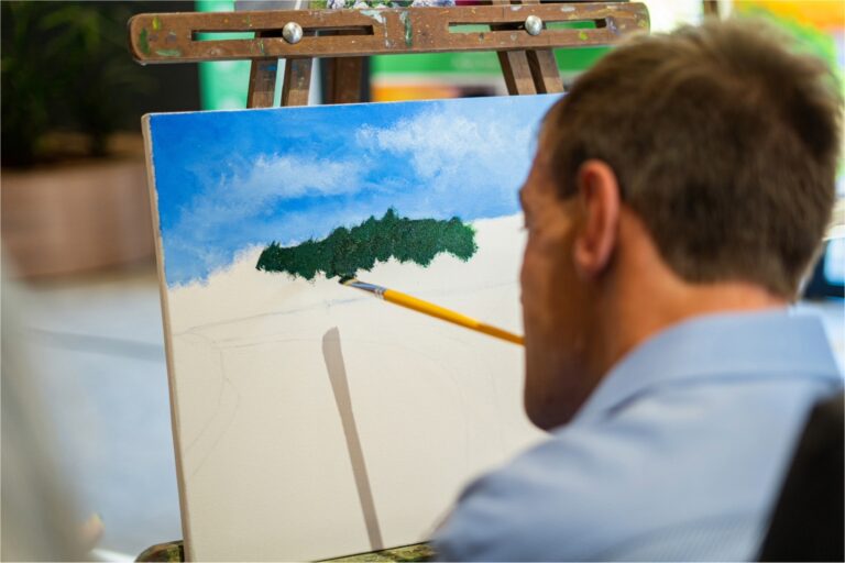 Sicredi promove exposição de artista que pinta com a boca em Canela