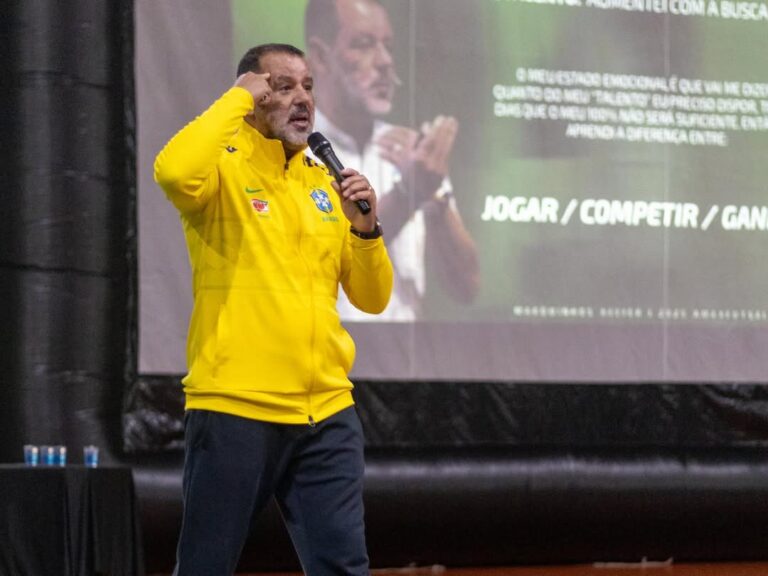 Treinador da Seleção Brasileira palestra e destaca os desafios de jogar, competir e ganhar