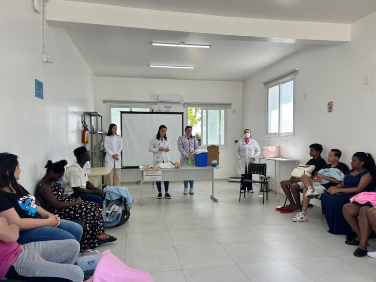 Gramado adota técnica de amamentação para aliviar dor em bebês durante vacinas