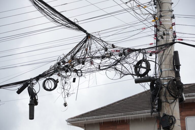 Canela suspende novas obras e cobra regularização de fiações