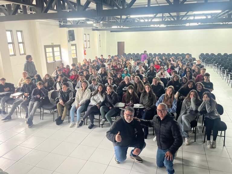 Gramado promove palestra para estudantes sobre os riscos do vape e outras drogas