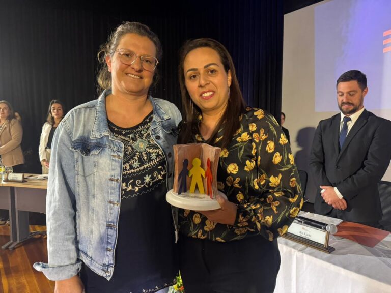 Tia Carmelina vence o Troféu Professor Destaque na Educação Infantil