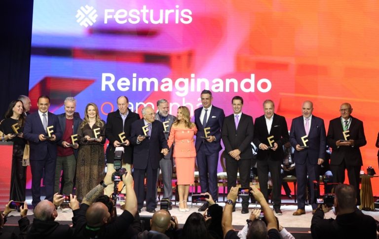Festuris entrega Troféu Amigo do Festuris a 12 personalidades do turismo