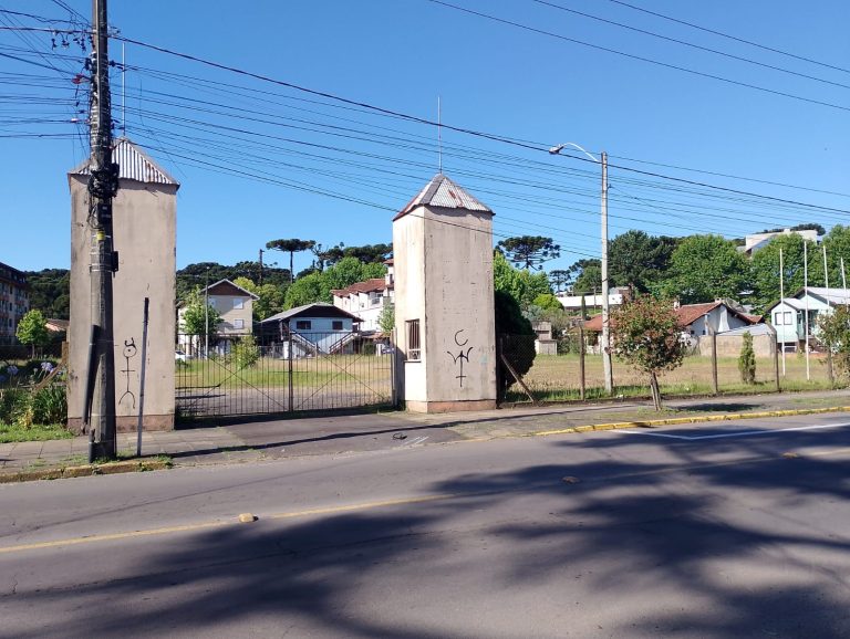 Ônibus de turismo e estacionamento no Centro de Feiras