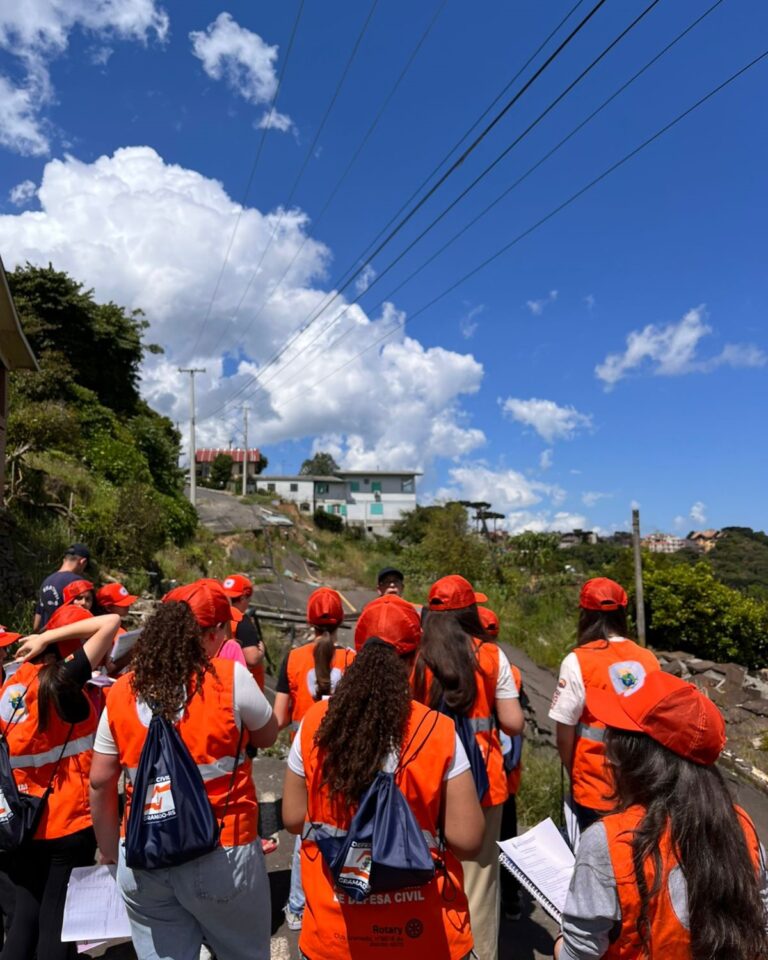 Agentes Mirins de Defesa Civil realizam última oficina com saída de campo no bairro Piratini