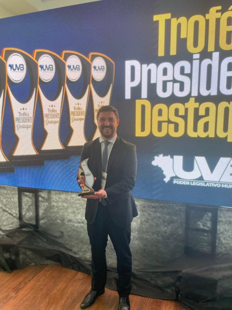 Presidente do Legislativo recebe prêmio nacional por inovações em Gramado