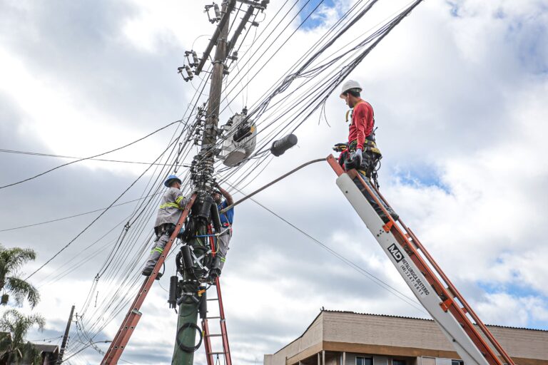 Operação Poste Limpo retira mais de 10 toneladas de fios inativos em Canela