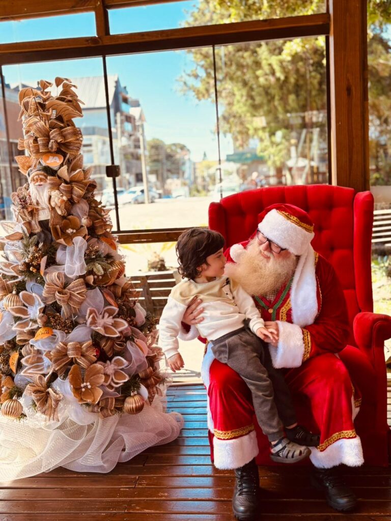 Papai Noel já está atendendo os visitantes na Praça do Sonho em Canela