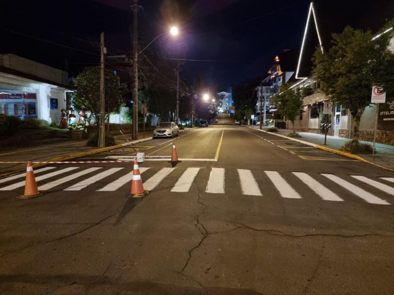 Gramado revitaliza faixas de segurança no Centro durante a madrugada