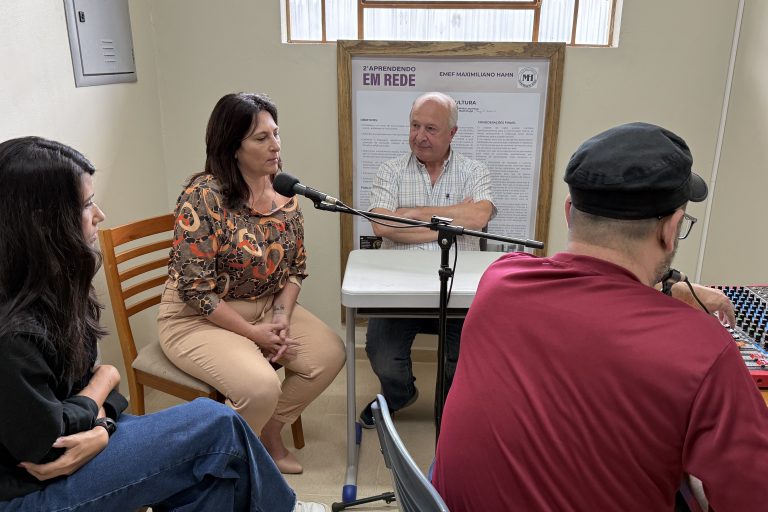 Escola Maximiliano Hahn reinaugura projeto de rádio com participação dos alunos