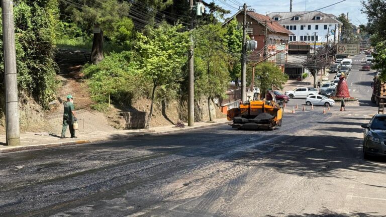 Trecho da Rua Ângelo Bisol recebe repavimentação