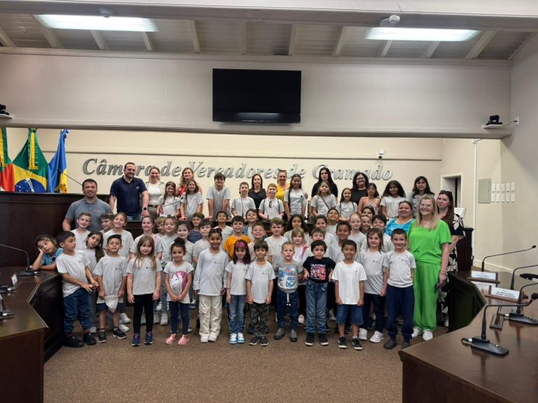 Alunos da Padre Scholl Visitam Câmara e Prefeitura de Gramado