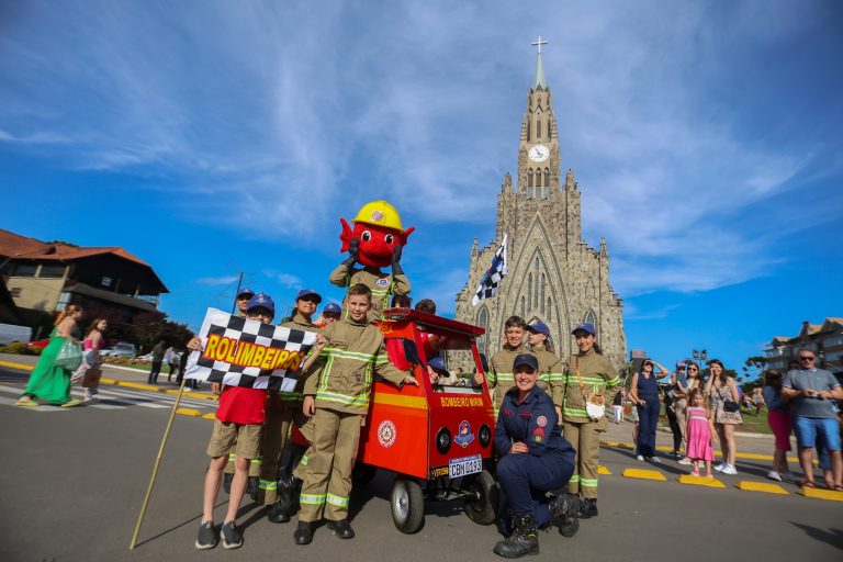 Bombeiros Mirins farão escolta do Papai Noel na estreia do espetáculo “Contos da Catedral”