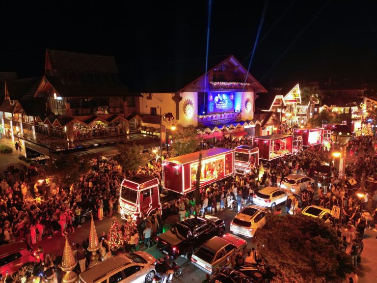 Caravana de Natal da Coca-Cola reúne multidão em Gramado