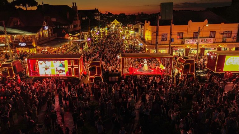 Multidão assiste à passagem da Caravana da Coca-Cola em Canela