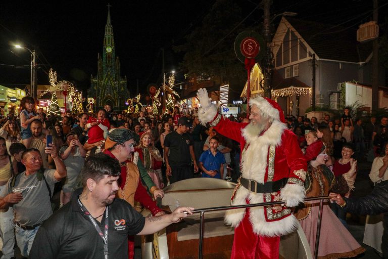 Primeira descida do Papai Noel reúne multidão na Catedral de Pedra