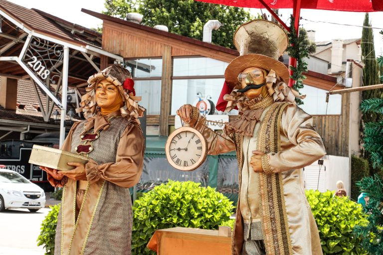 Espetáculo “O Tempo e a Menina” com Estátuas Vivas estreou neste domingo na Aldeia do Sonho