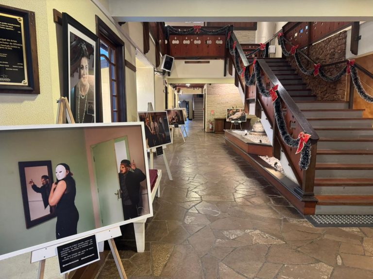 Gramado recebe exposição que aborda violências cotidianas contra mulheres