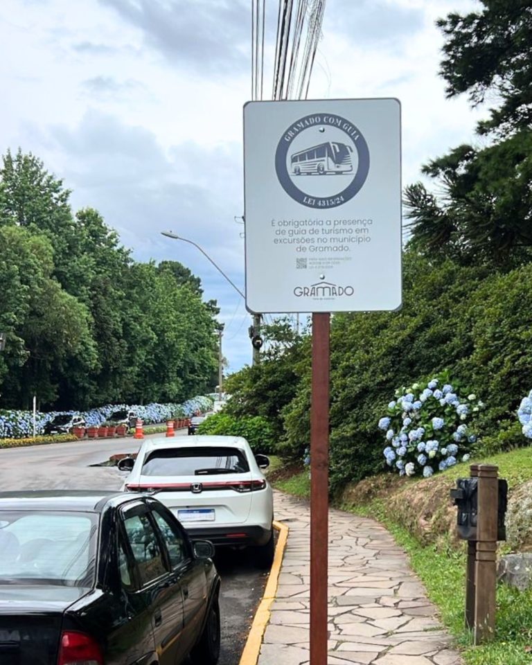 Gramado instala novas sinalizações sobre obrigatoriedade de guia de turismo