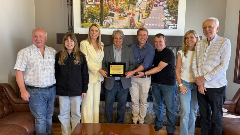 Prefeitura presta homenagem ao Hard Rock Cafe Gramado