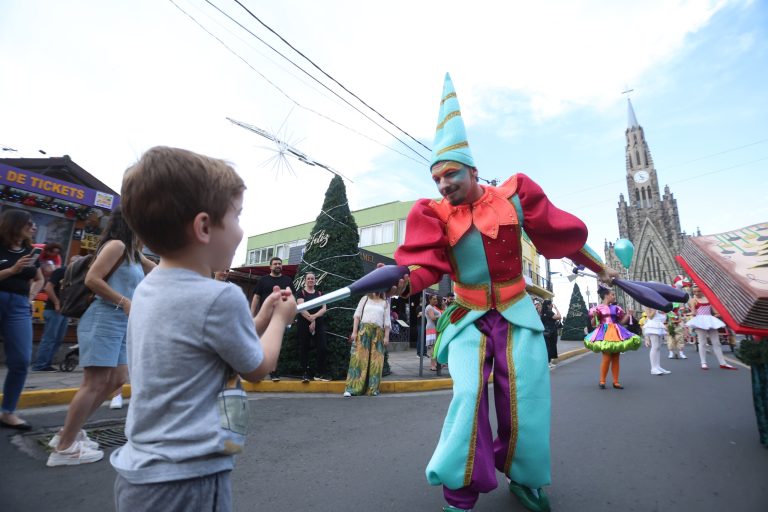 Desfile de Natal estreia no Sonho de Natal e encanta público em Canela