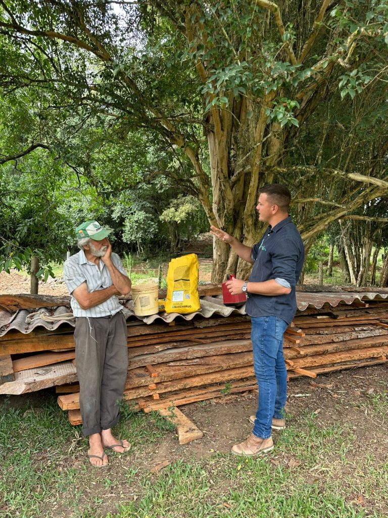 Produtores recebem orientação sobre implantação de pastagens perenes em Gramado