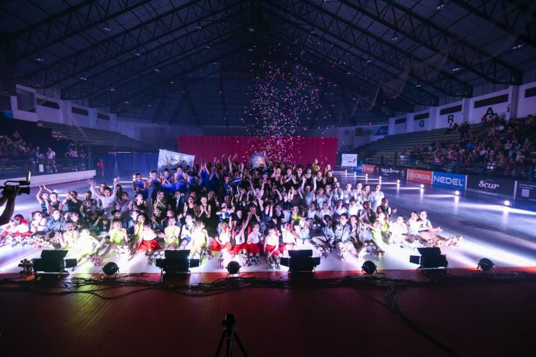 Espetáculo de patinação artística emociona público no Perinão