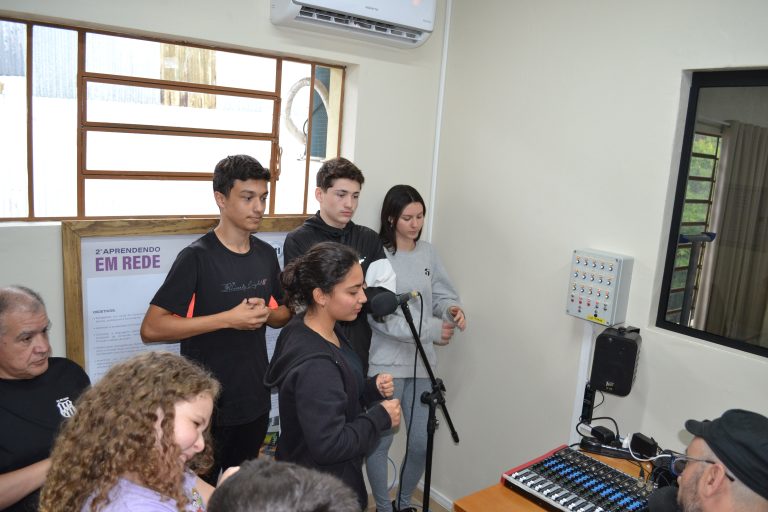Escola Maximiliano Hahn reinaugura projeto de rádio com novo estúdio e participação dos alunos